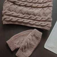 guanti e sciarpa fatti a mano in microfibra beige