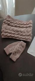guanti e sciarpa fatti a mano in microfibra beige