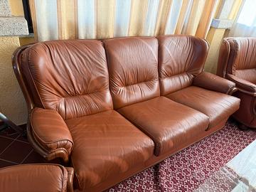 Divano in pelle e mobili