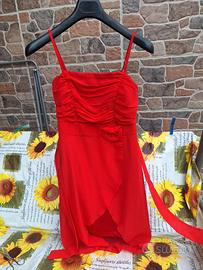 abito Chiffon Rosso con Dettaglio Floreale 