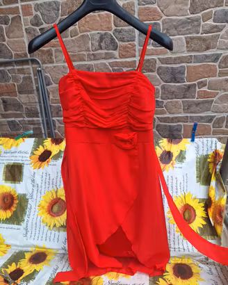 abito Chiffon Rosso con Dettaglio Floreale 