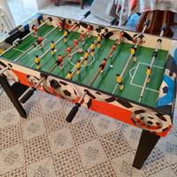 Biliardino per adulti e bambini.