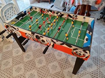 Biliardino per adulti e bambini.