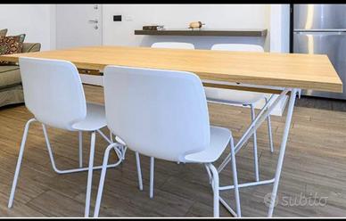 Tavolo in legno e metallo opaco