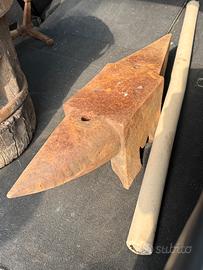 Antica incudine - tavolo lavoro - attrezzi