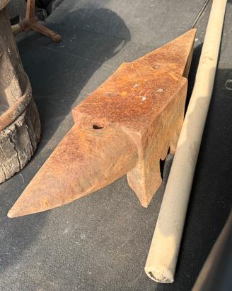 Antica incudine - tavolo lavoro - attrezzi