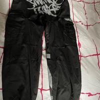 pantaloni cargo neri e grigi