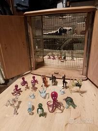 vetrinetta in legno vintage con animaletti murano