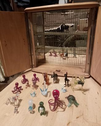 vetrinetta in legno vintage con animaletti murano