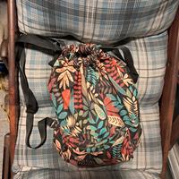 uno zaino in tessuto, uno zaino in jeans