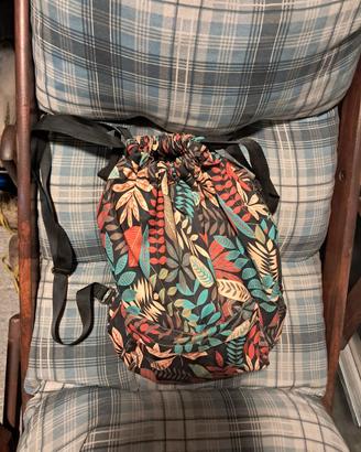 uno zaino in tessuto, uno zaino in jeans