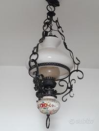 Lampadario  in ferro battuto, vetro e ceramica