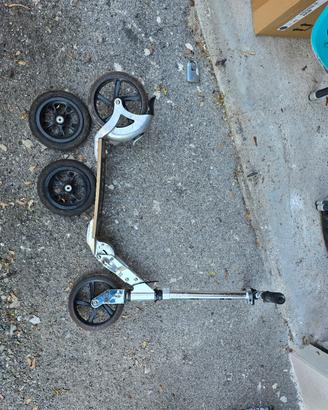 Monopattino adulto pieghevole a 2 ruote da sistema