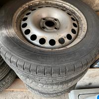 Treno set di gomme invernali con cerchioni