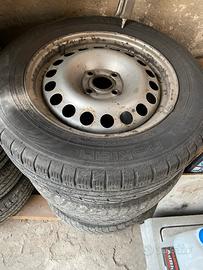 Treno set di gomme invernali con cerchioni