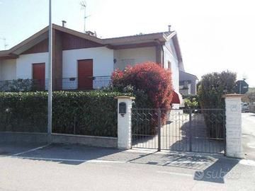 Immobile in asta di 146 m² con più di 5 locali a A