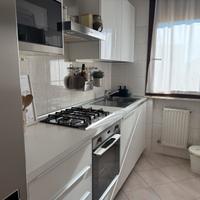 cucina completa con elettrodomestici