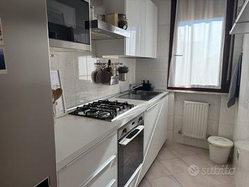 cucina completa con elettrodomestici