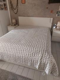 Letto matrimoniale con struttura e comodini