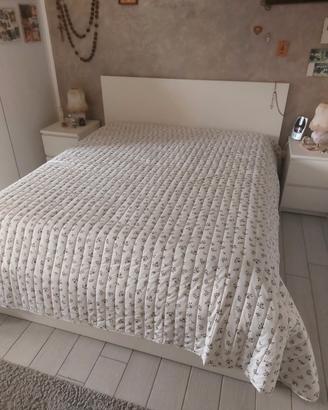 Letto matrimoniale con struttura e comodini