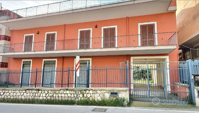 Villa indipendente con locali commerciali