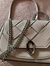 Borsa lilla rigida con catenella