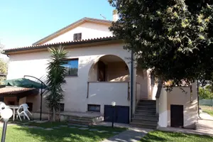 NUOVO Locale Grande 110 mq con Ampio Giardino