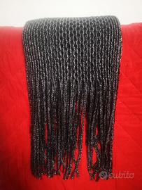 Sciarpa donna nera con fili argentati e frange