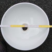 Lavabo bagno in ceramica e lampada sopra lavabo