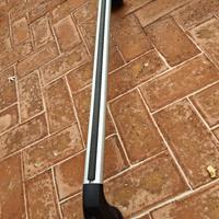 una barra di un portapacchi toyota yaris