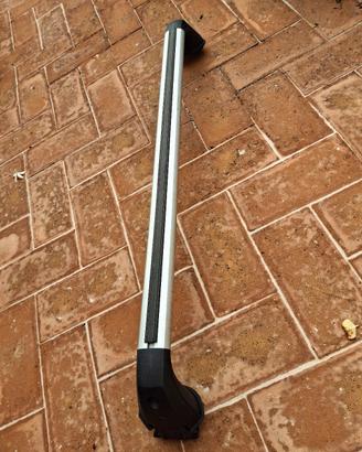 una barra di un portapacchi toyota yaris
