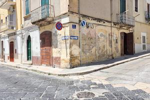 MONOLOCALE A MANFREDONIA
