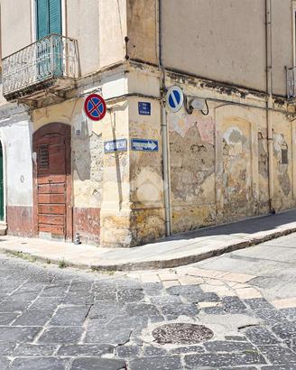 MONOLOCALE A MANFREDONIA