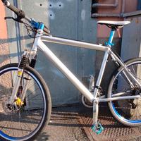 bici MTB .con ruote stradali .