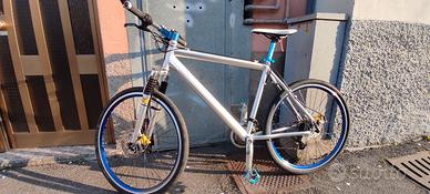 bici MTB .con ruote stradali .