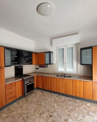 Cucina Berloni ante color ciliegio