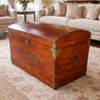 Bauletto cassapanca antica con inserti in ottone