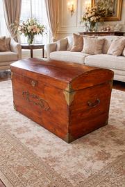 Bauletto cassapanca antica con inserti in ottone