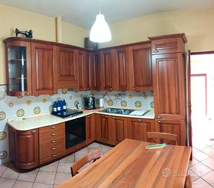 Cucina conpleta con tavolo e sei sedie