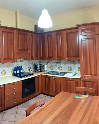 Cucina conpleta con tavolo e sei sedie