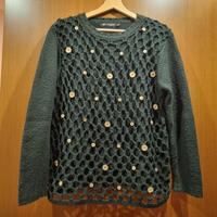 Maglione in maglia con un design traforato e botto