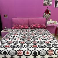 Letto matrimoniale rosa con cassettone 