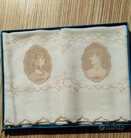 set di asciugamani con ricamo 