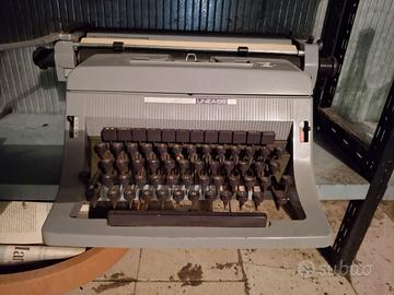 macchina per scrivere Olivetti anni 70