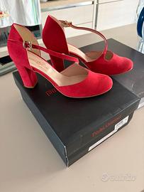 Scarpa rossa in camoscio