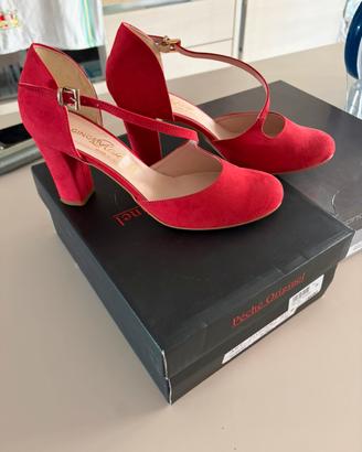 Scarpa rossa in camoscio