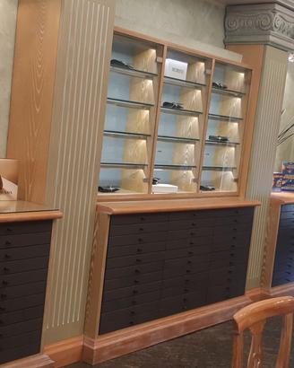 ARREDAMENTO NEGOZIO DI OTTICA