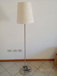 Lampada da terra con paralume