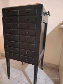 Mobiletto con cassetti e ante posteriori