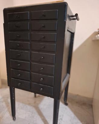 Mobiletto con cassetti e ante posteriori